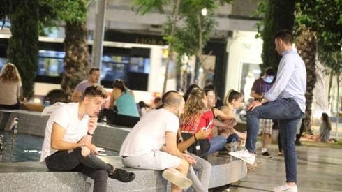 Jóvenes socializan en Tel Aviv sin mascarillas durante la pandemia 