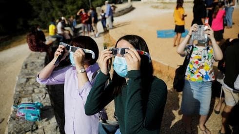 Israelíes miran el eclipse en Jerusalem.