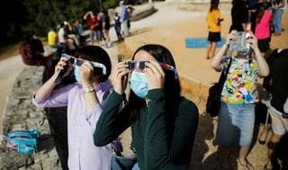 Israelíes miran el eclipse en Jerusalem.