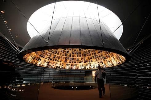 El Salón de los Nombres en Yad Vashem. 