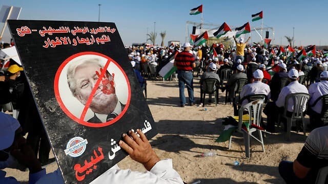 Los asistentes repudiaron el plan de paz de Trump.