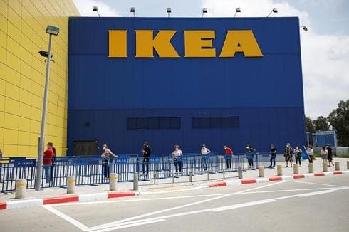 Compradores esperando con distanciamiento social fuera de la tienda IKEA 