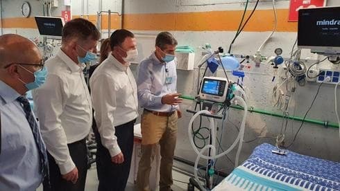 El ministro de Salud, Yuli Edelstein, visita una sala de coronavirus.