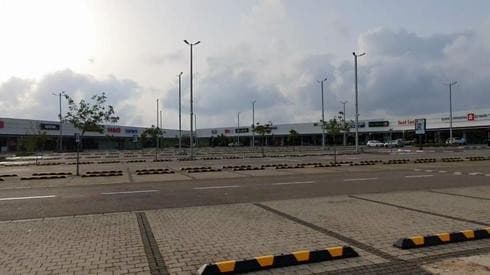 Estacionamiento de un gran centro comercial de Yarka vacío durante el cierre general por coronavirus (Ynet) Estacionamiento de un gran centro comercial de Yarka vacío durante el cierre general por coronavirus