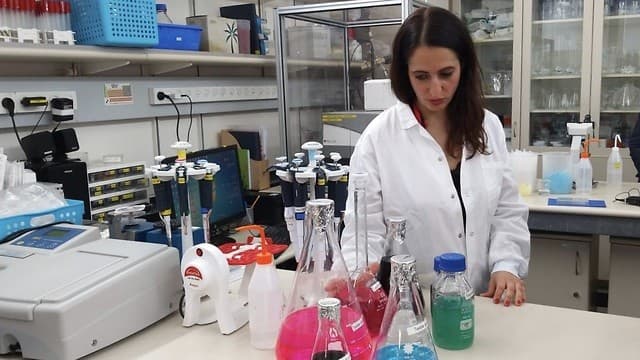 La profesora Hadas Maman, miembro del equipo de investigadores detrás del desarrollo, en el laboratorio.
