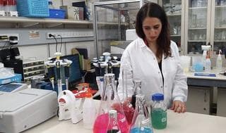 La profesora Hadas Maman, miembro del equipo de investigadores detrás del desarrollo, en el laboratorio.