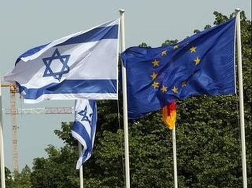 Las banderas israelíes y de la UE ondean juntas. Pero los acuerdos comerciales podrían caerse. (AFP) Las banderas israelíes y de la UE ondean juntas.