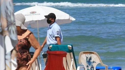 Un oficial de policía despeja la playa en Bat Yam mientras la ciudad reintroduce cierres de coronavirus (Ynet) Un oficial de policía despeja la playa en Bat Yam mientras la ciudad reintroduce cierres de coronavirus