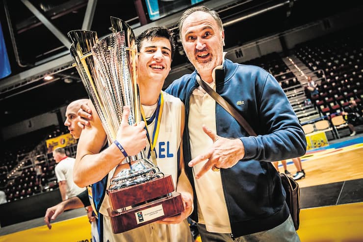 Con su padre, el ex jugador de baloncesto, Zofer Abadia. 