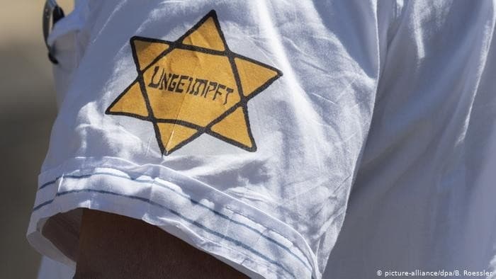 Un manifestante en Alemania con la estrella de David de tela amarilla, en la que aparece la expresión ‘no inmune’ en lugar de la palabra ‘judío’ que figuraba en la de la época nazi. (Hecho para las mentes) Un manifestante en Alemania con la estrella de David de tela amarilla, en la que aparece la expresión ‘no inmune’ en lugar de la palabra ‘judío’ que figuraba en la de la época nazi.