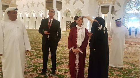 La ministra Miri Regev visita la mezquita Sheikh Zayed en los Emiratos Árabes Unidos en 2018. (Chen Kedem Maktubi) La ministra Miri Regev visita la mezquita Sheikh Zayed en los Emiratos Árabes Unidos en 2018.