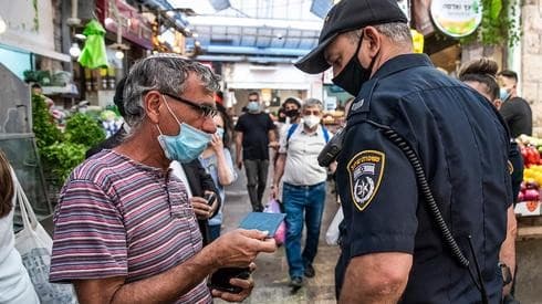 La policía de Jerusalem hace cumplir las directivas de salud para combatir la propagación del coronavirus. La policía de Jerusalén hace cumplir las directivas de salud para combatir la propagación del coronavirus.