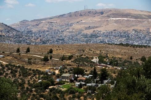 El asentamiento israelí Itamar, en Cisjordania, con la ciudad palestina de Naplusa de fondo.