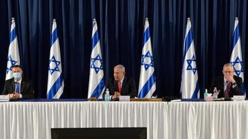 El ministro de Salud, Yuli Edelstein, el primer ministro Benjamin Netanyahu y el ministro de Defensa, Benny Gantz. (GPO) El ministro de Salud, Yuli Edelstein, el primer ministro Benjamin Netanyahu y el ministro de Defensa, Benny Gantz.