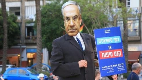 Un manifestante con una máscara de Netanyahu durante una demostración de apoyo a la anexión. (Moti Kimchi) Un manifestante con una máscara de Netanyahu durante una demostración de apoyo a la anexión.