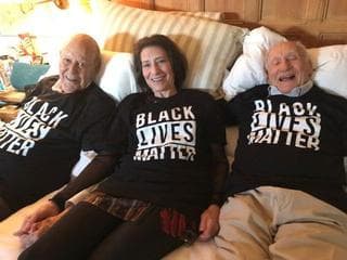 Poco tiempo antes de morir, Reiner se sacó esta foto junto a su hija Annie y su amigo Mel Brooks. 