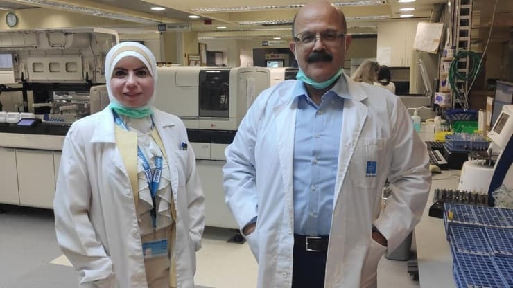 El doctor Abd Al-Roof Higazi y la directora de laboratorio Suhair Abdeen en el Centro Médico de la Universidad Hadassah. (Gentileza) El doctor Abd Al-Roof Higazi y la directora de laboratorio Suhair Abdeen en el Centro Médico de la Universidad Hadassah.
