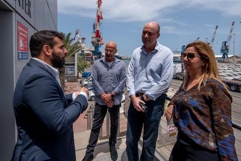 La directora del puerto de Ashdod, Orna Hozman Bechor, recibe al jefe de la Autoridad de Seguridad Cibernética de Israel, Yigal Ona. (Puerto de Ashdod) La directora del puerto de Ashdod recibe a.