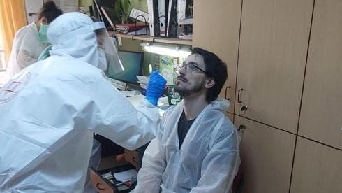Un miembro del personal de una casa de retiro es examinado para detectar coronavirus. 