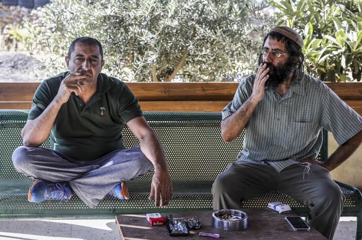 Un palestino y un colono israelí, unidos contra el plan de anexión de Netanyahu. (AFP) Khaled Abu Awad y Shaul Judelman.