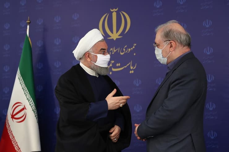 Hassan Rouhani usando un barbijo 