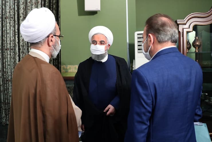 Hassan Rouhani usando un barbijo 