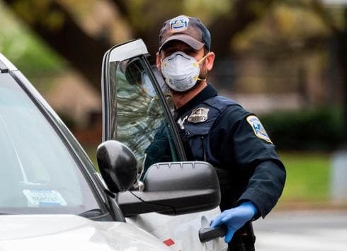 Policía de Kansas con máscara de protección.