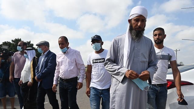 Habitantes de la aldea beduina de Hura acudieron al funeral de Ben Zikari para expresarle sus condolencias a la familia. Habitantes de la aldea beduina de Hura acudieron al funeral de Ben Zikari para expresarle sus condolencias a la familia.