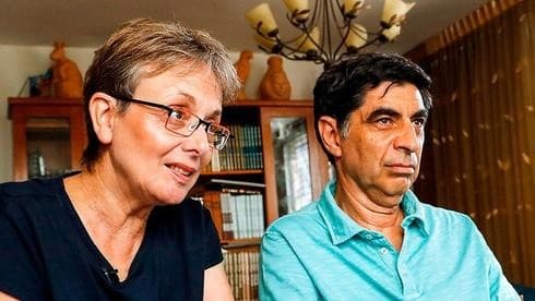 Leah y Simcha Goldin, padres del soldado caído Oron Goldin, cuyo cuerpo se encuentra retenido por Hamás, exigen que no se entregue el cadáver del terrorista a los palestinos. (AFP) Leah y Simcha Goldin exigen que no se entregue el cadáver del terrorista a los palestinos hasta que Hamás libere a los soldados y civiles secuestrados.