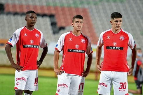 Cada jugador de Hapoel Beer Sheva lució en su camiseta el nombre de una mujer víctima de femicidio. (Ynet) Cada jugador de Hapoel Beer Sheva lució en su camiseta el nombre de una mujer víctima de femicidio.