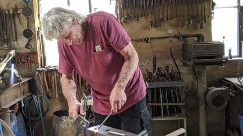 El artista Moshe Katz demuestra cómo realiza sus esculturas de metal. 