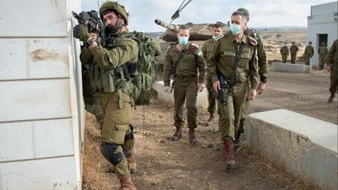 Aviv Kochavi supervisa un ejercicio militar.