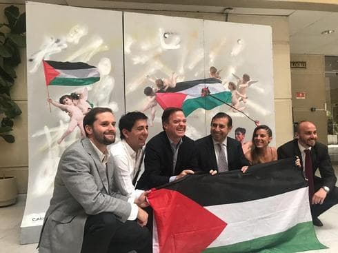 Parlamentarios chilenos con la bandera palestina.