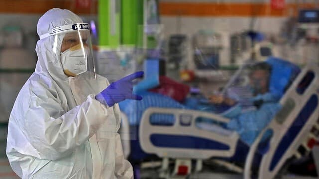Sala de atención para pacientes con COVID-19 en el hospital Sheba, cerca de Tel Aviv.