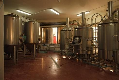 En estos recipientes descansan mezclas que algún día serán cervezas. 