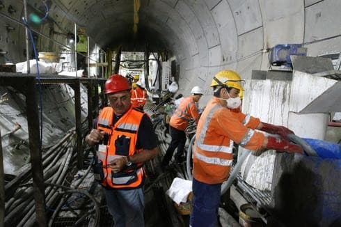 Trabajadores chinos e israelíes construyen el sistema de tren ligero de Tel Aviv (Ynet) Trabajadores chinos e israelíes construyen el sistema de tren ligero de Tel Aviv