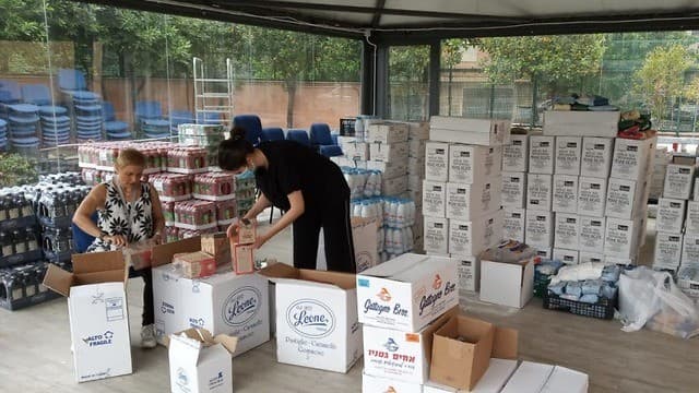 Distribución de canastas de alimentos en Italia a través de enviados de la Agencia Judía. (Hani Hamwi) Distribución de canastas de alimentos en Italia a través de enviados de la Agencia Judía.