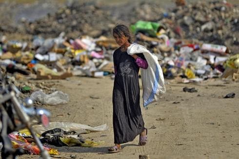Una niña iraquí recoge basura en un basural cerca de Bagdad. 