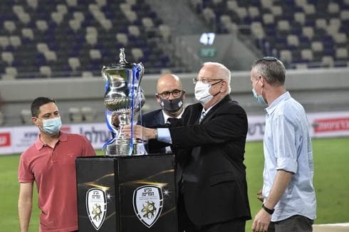 Rivlin y la Copa del Estado en el estadio Nuevo Bloomfield de Tel Aviv. 