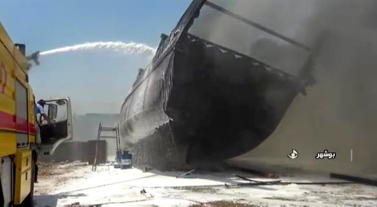 Uno de los barcos incendiados en el puerto iraní.