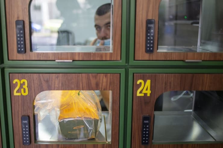 Se coloca una caja Go Noodles lista para llevar en un casillero con vidrio en Tel Aviv, Israel. (AP) Se coloca una caja Go Noodles lista para llevar en un casillero con vidrio en Tel Aviv, Israel.