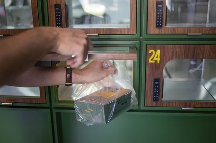 Se coloca una caja Go Noodles lista para llevar en un casillero con vidrio en Tel Aviv, Israel. (AP) Se coloca una caja Go Noodles lista para llevar en un casillero con vidrio en Tel Aviv, Israel.
