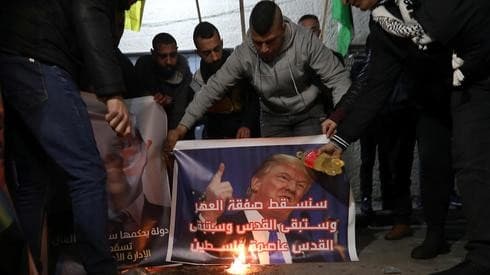 Manifestantes palestinos queman imagen de Trump en una protesta contra el plan de paz de Estados Unidos. (EPA) Manifestantes palestinos queman imagen de Trump en una protesta contra el plan de paz de Estados Unidos.