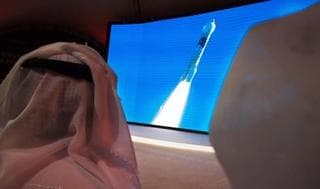 Un emiratí mira con atención el despegue de la primera sonda árabe a Marte.