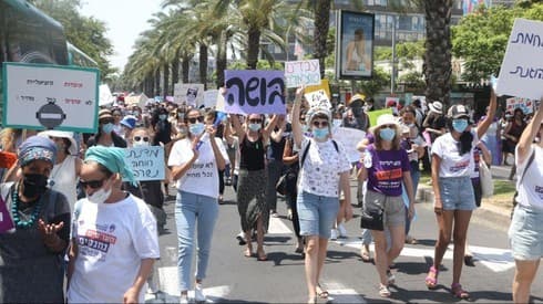 Trabajadores sociales protestan en las calles de Tel Aviv. 