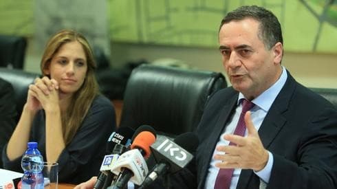 El ministro de Finanzas, Israel Katz, y la directora general Karen Turner-Eyal. (Orel Cohen) El ministro de Finanzas, Israel Katz, y la directora general Karen Turner-Eyal.