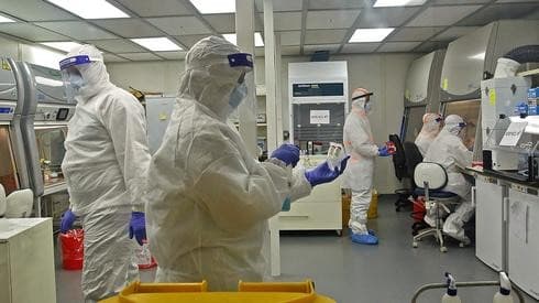 Un laboratorio de las Fuerzas de Defensa de Israel analiza pruebas de coronavirus. (AFP) Un laboratorio de las Fuerzas de Defensa de Israel analiza pruebas de coronavirus.