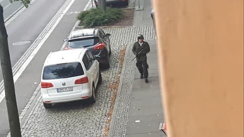 El ataque fue filmado por el propio agresor y por las cámaras de seguridad de la sinagoga de Halle. (Ynet) Sinagoga Halle Atentado