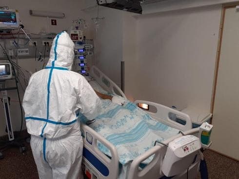 Un médico atiende a un paciente con coronavirus en el Hospital Rambam, en Haifa.