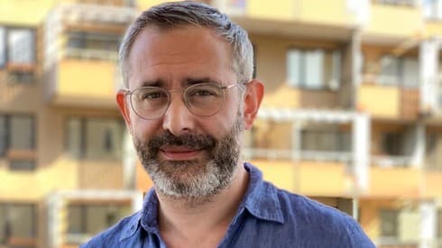 Autor y comediante satírico, Aron Flam. 